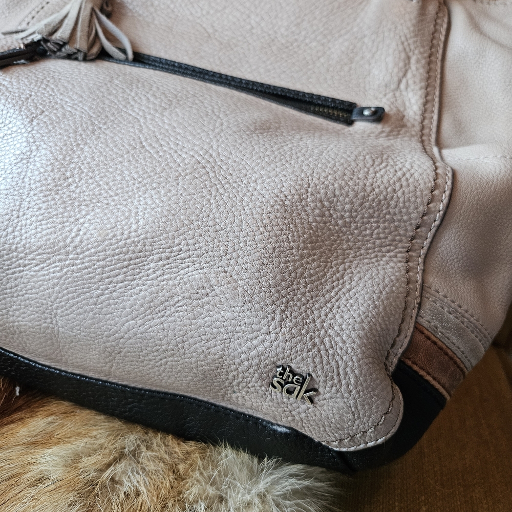 The Sak Women's Beige and Black Supple Leather Shoulder Bag Purse XL